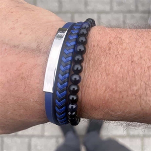 Blaues Wickelarmband mit Leder und Perlen.