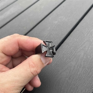 Iron Cross Herrenring aus schwarz lackiertem Stahl