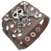 Armband mit Totenkopf und Leder.