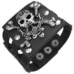 Armband mit Totenkopf und Leder.