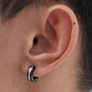 Schwarzer rostfreier Stahl Ohrring mit silber geriffelter Mitte – Black Steel Groove Hoop