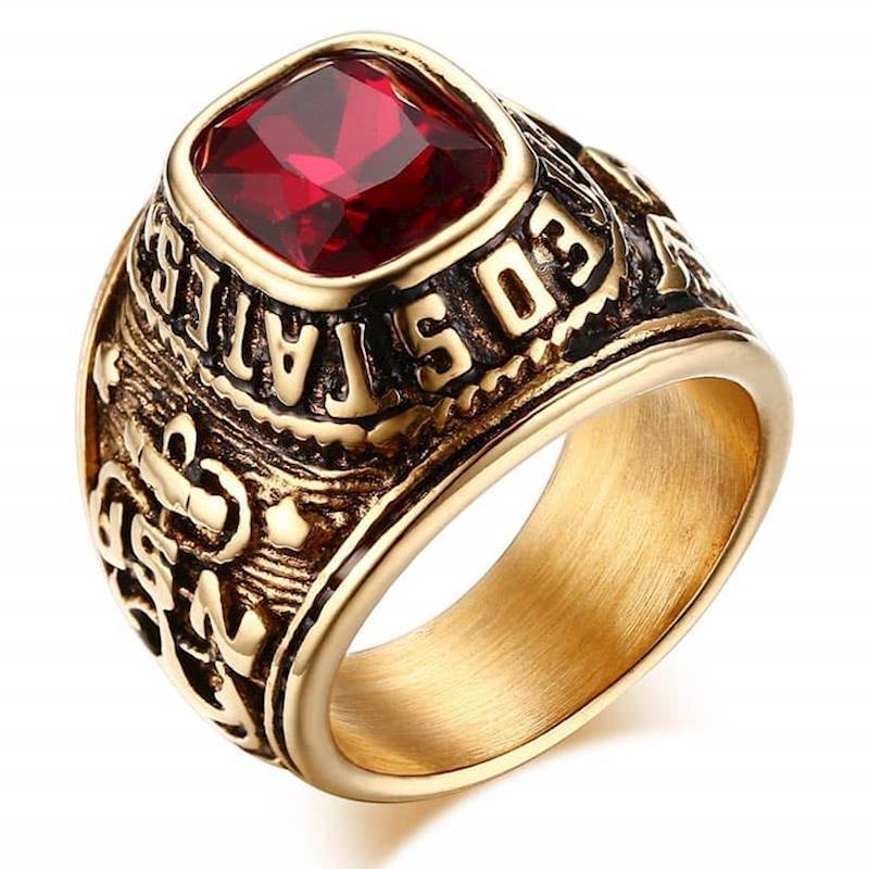 Ring mit rotem Stein