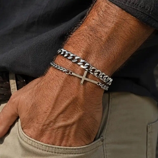Einfaches doppeltes Armband mit Kreuz und Edelstahl.