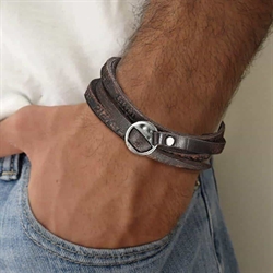 Dunkles String-Lederarmband.