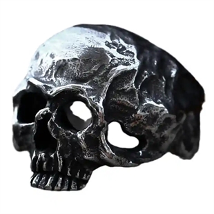 Nightfall Skull Bikerring aus dunklem Stahl.