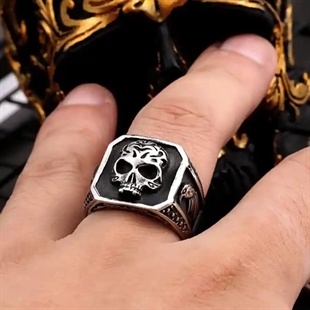 Totenkopfring aus Edelstahl.