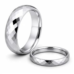 Erato Ehering/Verlobungsring aus poliertem Wolfram mit Facettenschliff.