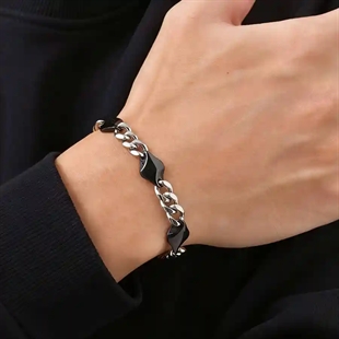 Herrenarmband aus Edelstahl mit schwarzen Details