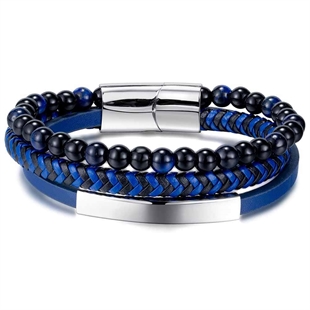 Blaues Wickelarmband mit Leder und Perlen.