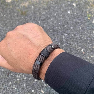 Dunkelbraunes Crawe-Armband für Männer.