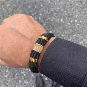Goldenes schwarzes Crawe-Armband für Männer.