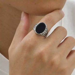 Herrenring aus Edelstahl mit schwarzem Achaten und detaillierten Stahlsseiten – Black Agate Power Ring.