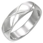 Klassischer Ring aus rostfreiem Stahl.
