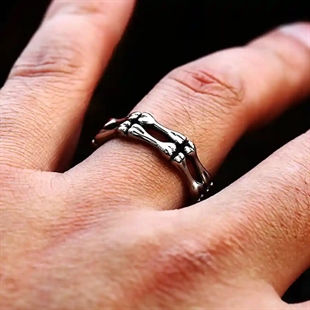 Skull-Ring für Männer aus Edelstahl mit Bone-Design am Finger getragen