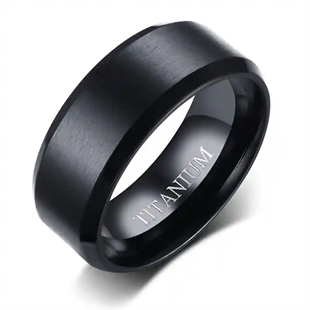 Schwarzer Herrenring aus Titan mit mattem Finish und IP black plating, 8 mm breit, minimalistisches Design