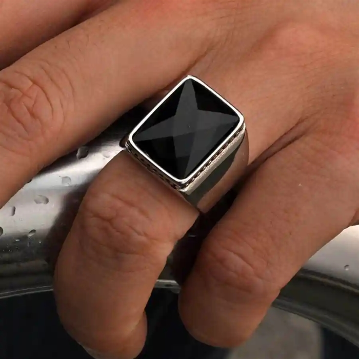 Herrering aus Edelstahl mit großem quadratischem facettiertem schwarzen Stein – Black Titan Square Ring.