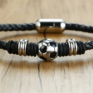 Fußballarmband aus schwarzem Leder mit Edelstahlkugel – Herrenschmuck für Fußballfans