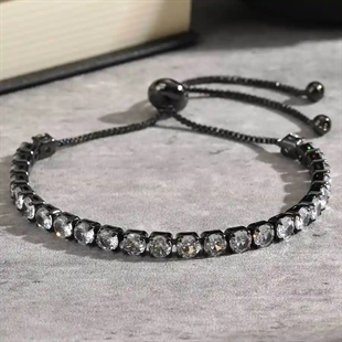 Herrenarmband in schwarzer Schnur mit klaren CZ Steinen – perfekt zusammen mit anderen Armbändern