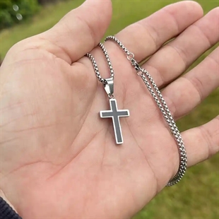 Nordic Faith – Kreuzkette aus poliertem Stahl