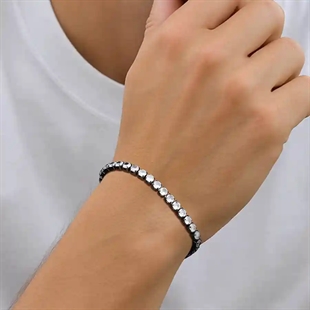 Herrenarmband in schwarzer Schnur mit klaren CZ Steinen – perfekt zusammen mit anderen Armbändern