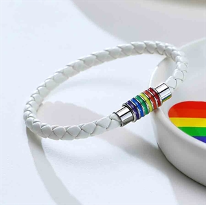Weißes Pride-Armband in Regenbogenfarben
