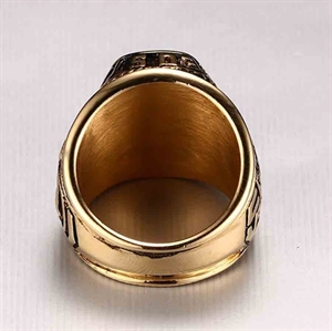 Ring mit rotem Stein