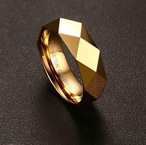 Goldener facettierter Ring aus Wolfram mit Glanz.