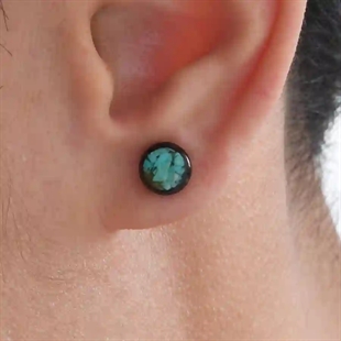 Ohrstecker für Männer aus blackcoated Stahl mit türkisem Stein – im Ohr gezeigt