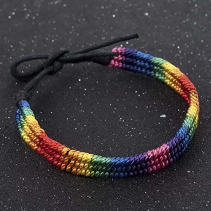 LGBT+ Armbänder in frischen Farben.