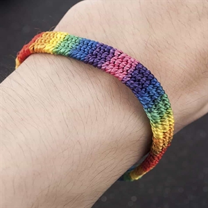 LGBT+ Armbänder in frischen Farben.