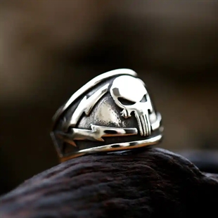 Skull Steel Warrior Herrenring aus Edelstahl mit Totenkopf-Motiv.