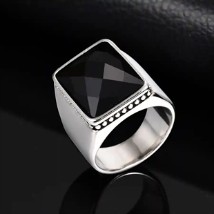 Herrering aus Edelstahl mit großem quadratischem facettiertem schwarzen Stein – Black Titan Square Ring.