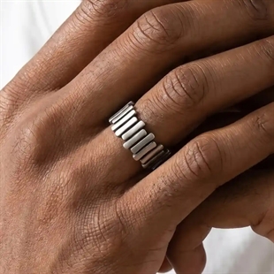 Breiter Ring für Männer aus mattiertem Edelstahl