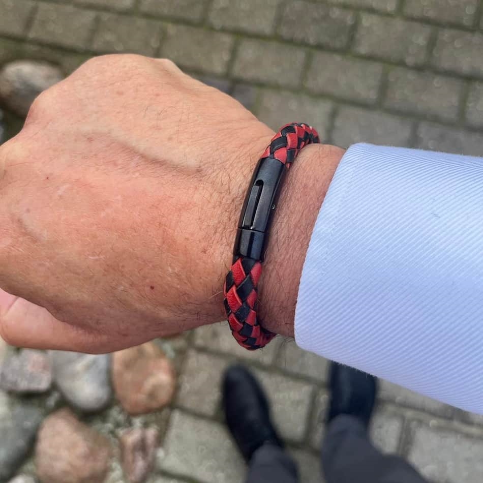 Tiefrotes und schwarzes Lederarmband aus Shop für Marjoe dem Männer