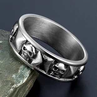 Old skull ring 8mm Spikes