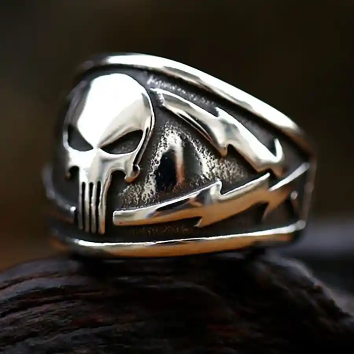 Skull Steel Warrior Herrenring aus Edelstahl mit Totenkopf-Motiv.