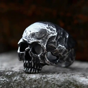 Nightfall Skull Bikerring aus dunklem Stahl.