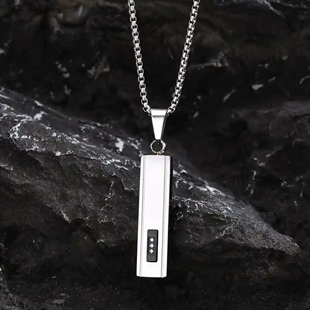 Herrenschmuck aus Edelstahl mit rechteckigem Bar-Anhänger und CZ-Details