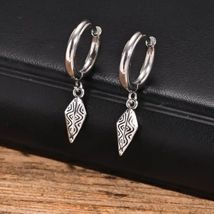 Herren Hoop-Ohrring aus Edelstahl mit nordischem Hängeanhänger