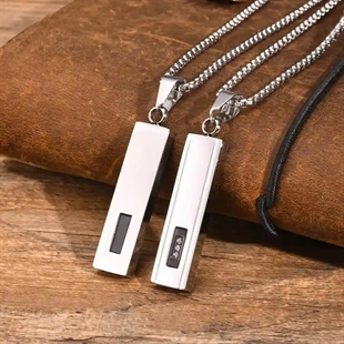 Herrenschmuck aus Edelstahl mit rechteckigem Bar-Anhänger und CZ-Details