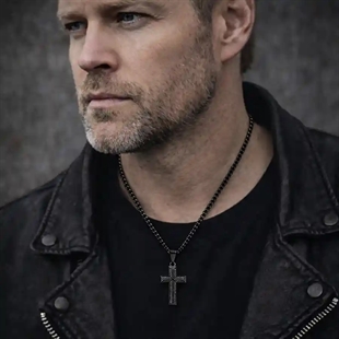 Schwarzes Kreuz Schmuck Mann